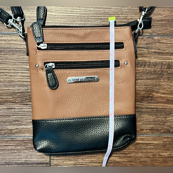 Stone Mountain USA, LLC crossbody bag. Bonus wristlet strap. Black & tan. - Picture 16 of 16